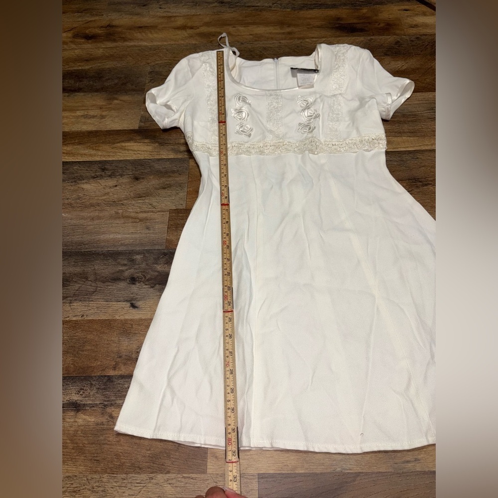 VTG Brioche California White Short Sleeve Dress w/ Rosette & Lace Trim - Picture 7 of 12